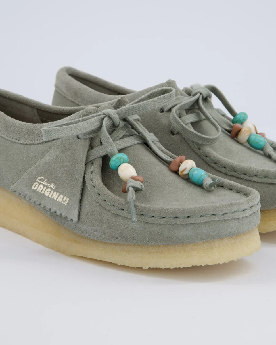 Clarks Wallabee Sage Suede Gris Clarito Mujer - Image 2