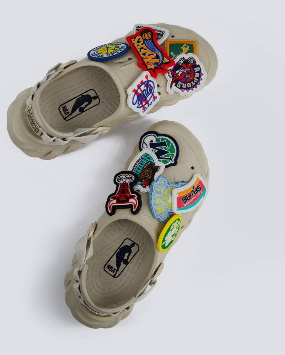 Crocs NBA Echo Clog Beige Mujer - Image 3