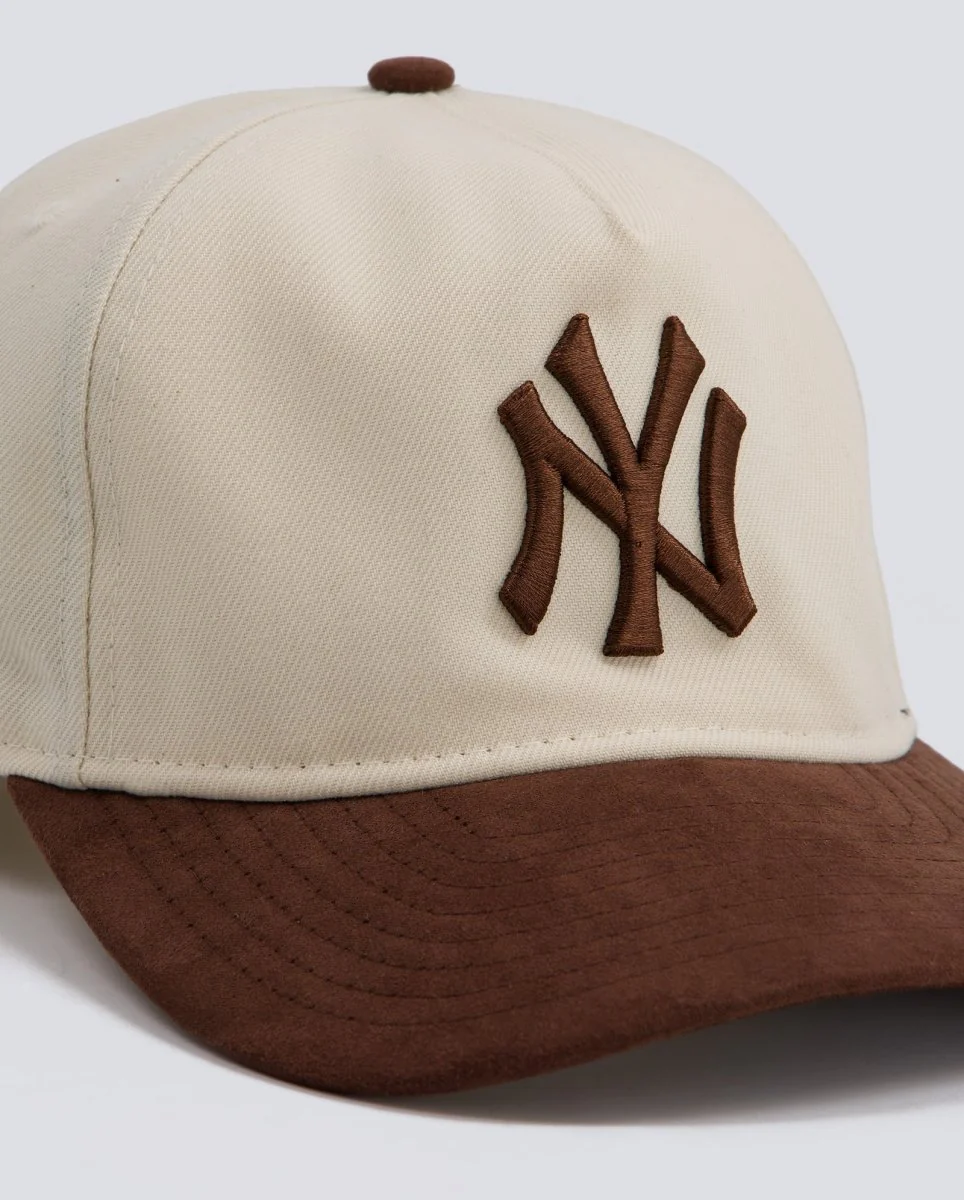 Gorra New Era MLB Suede Yankees 9FIFTY Beige Hombre - Image 2