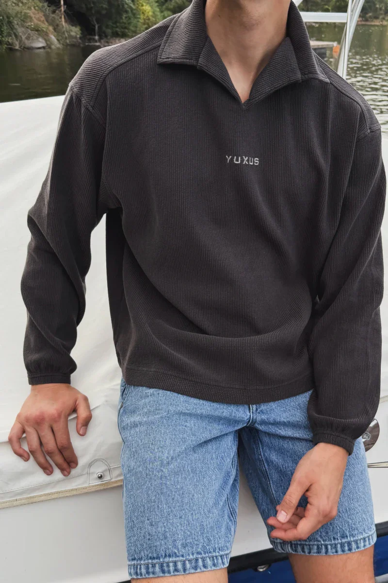 Polo Yuxus Coal Cronos Marrón Unisex - Image 3